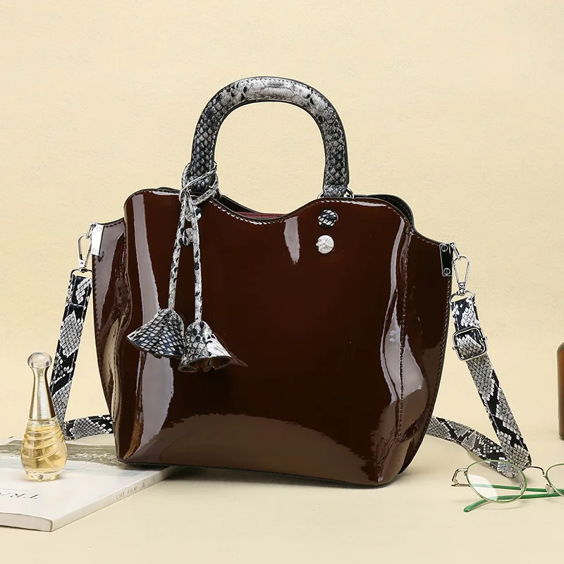 

High Grade Sense Bright Surface Patent Leather WOMEN'S Bag 2019 New Style Fashion Flower Pendant Handbag Versatile Snakeskin Sen
