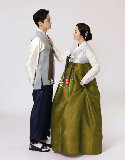 유니크한 디자인과 현대적인 원단으로 만들어진 아름다운 한국 수입 원단의 한복과 드레스를 만나보세요.