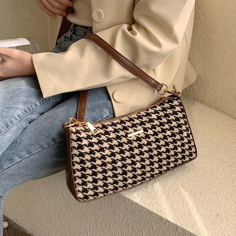 Сумка багет 2023 прада. Модная сумка багет. Marella багет сумка с цепью. Сумка багет 2021. Сумка багет.