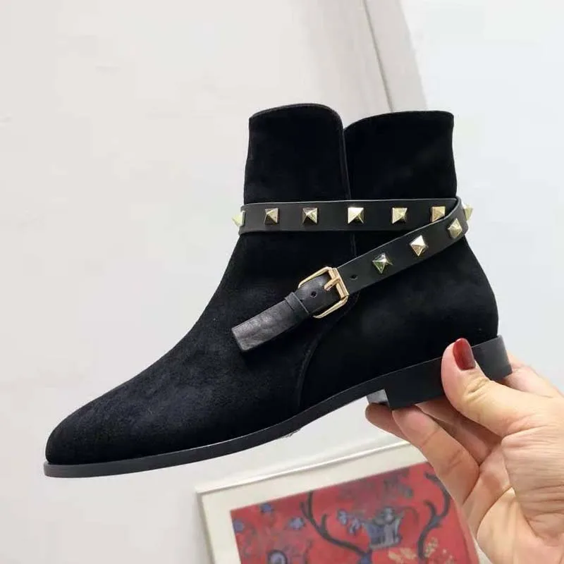 black suede Г.; ботильоны с золотыми заклепками и заклепками; женские ботинки на плоской подошве с круглым носком; цвет черный, коричневый; женские модные ботинки martin - Цвет: black suede