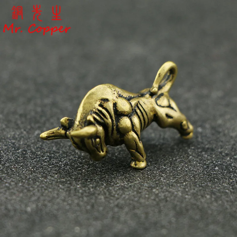 

Retro Copper Animal Home Decor Brass Wall Street Bull Figurines Sculpture Car Keychain Pendant Accessories Cow Statue Desk Decor