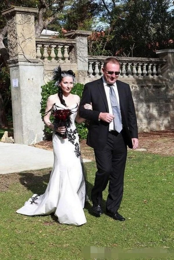 vintage-classic-gothic-wedding-dress-black-and-white-wedding-dresses-sweetheart-sleeveless-lace-appliques-corset-bridal-gowns-with-beading (3)_conew1