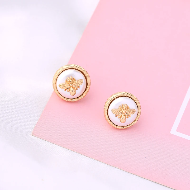 Простой дизайн, серьги-гвоздики для женщин в богемном стиле, модная акриловая жемчужная золотая серьга «пчела»