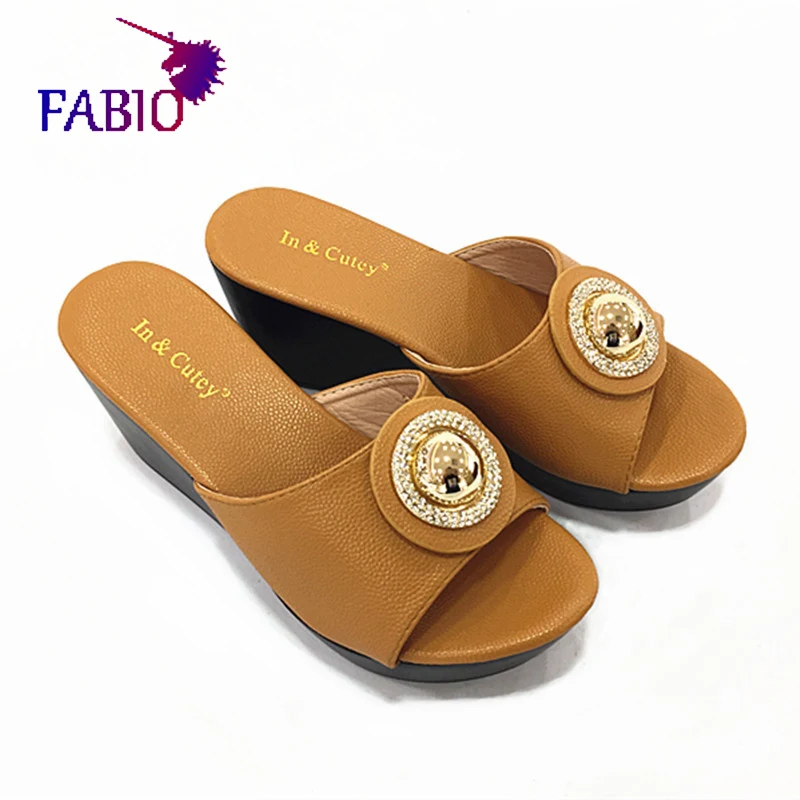 

Plain color women's slippers with shiny metal buttons