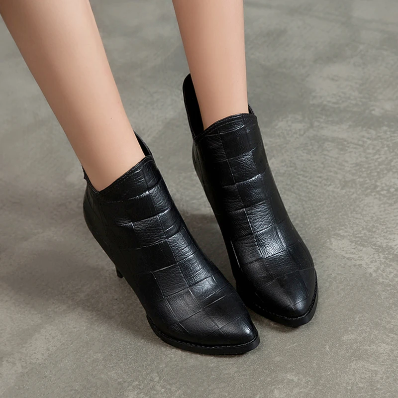Ботинки на высоком каблуке; женские теплые ботинки с закрытым носком; однотонные ботинки с круглым носком и боковой молнией; повседневные короткие плюшевые ботинки