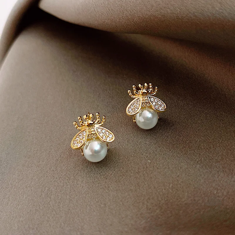 

2020 Korean New Exquisite Honey Bee Pearl Earrings Fashion Temperament Versatile Small Earrings Elegant Ladies Jewelry