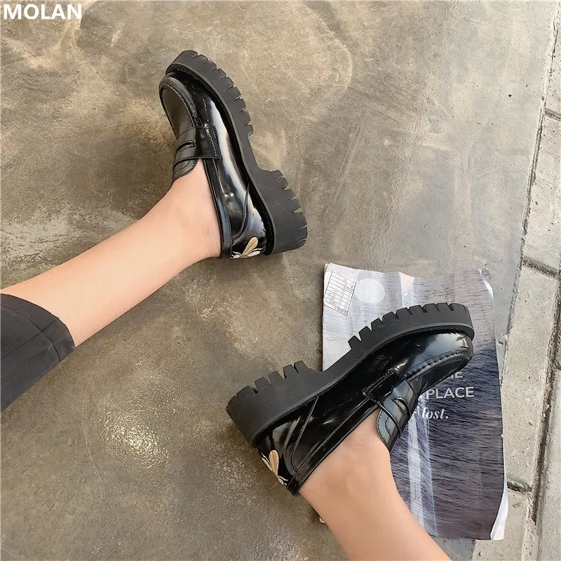 

MOLAN Brand Designers 2020 Spring New Luxury Black Emobroidery Bee Round Toe Wedges Platform Heels Flats Shoes Leather Loafers