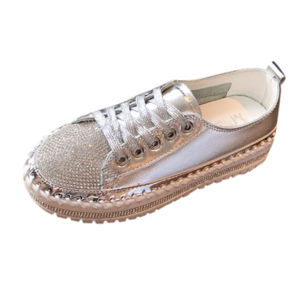 Туфли женские на плоской платформе блестящие лоферы со стразами шнуровке