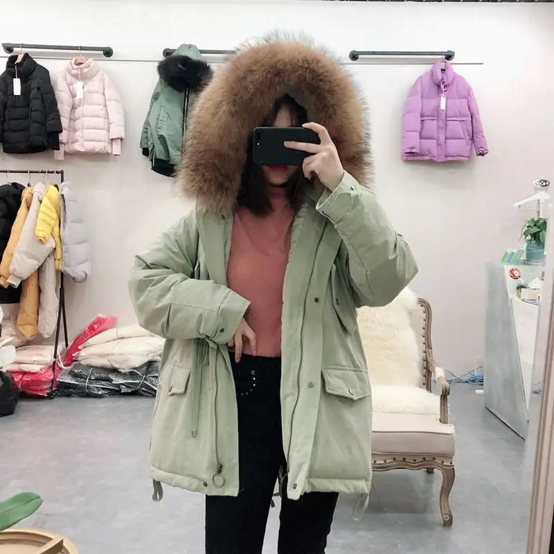 qian lv(ben se ling) Новая зимняя женская Свободная куртка из натурального меха енота с капюшоном и белым утиным пухом женское теплое плотное Пальто Повседневная парка C197 - Цвет: qian lv(ben se ling)