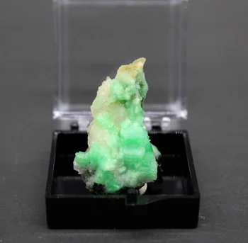 

100% Natural rare Emerald mineral specimen stones and crystals healing crystals quartz gemstones send box