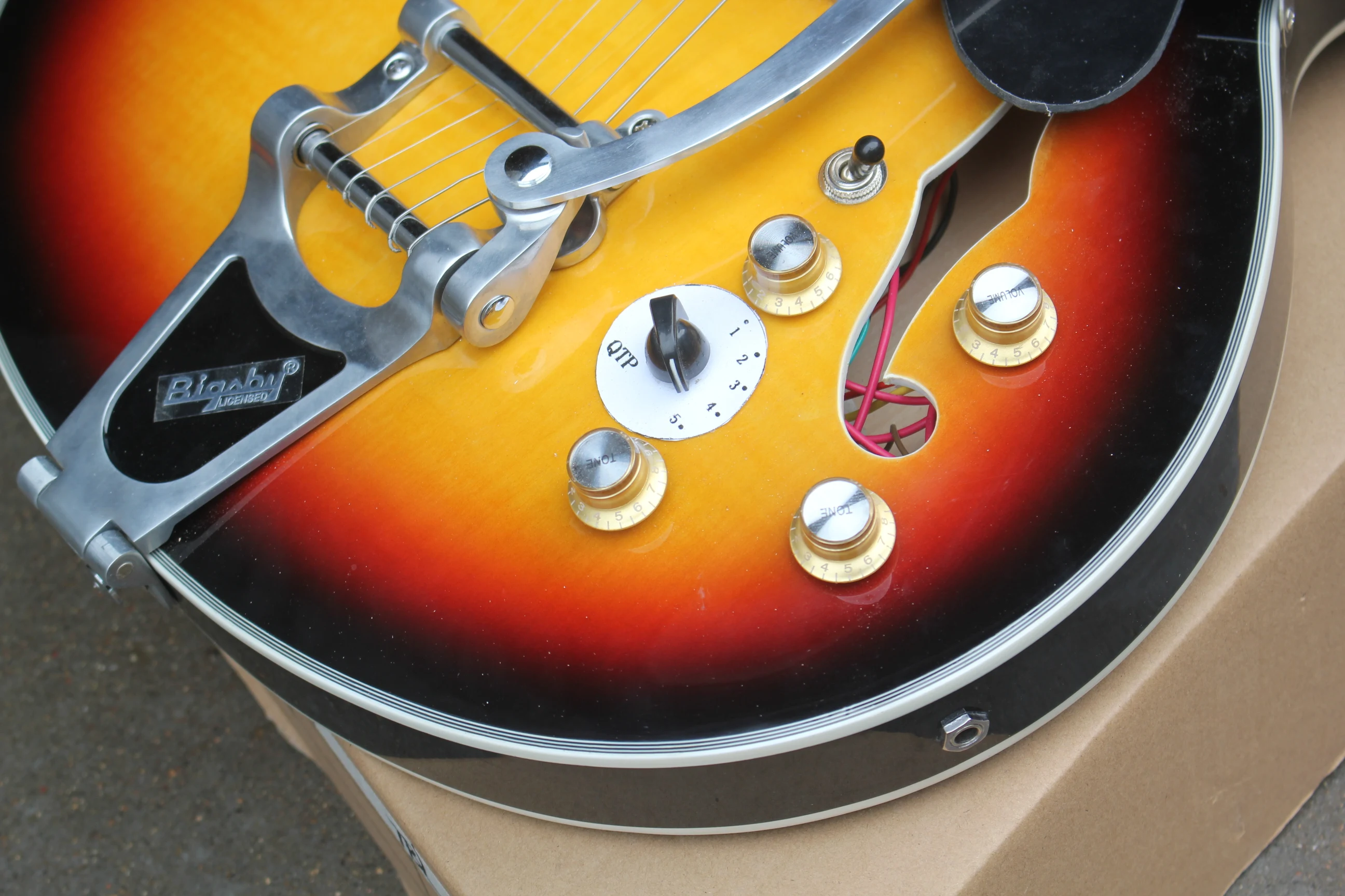 Бесплатная доставка Высокое качество Новая F отверстие тела Джаз гитара с bigsby