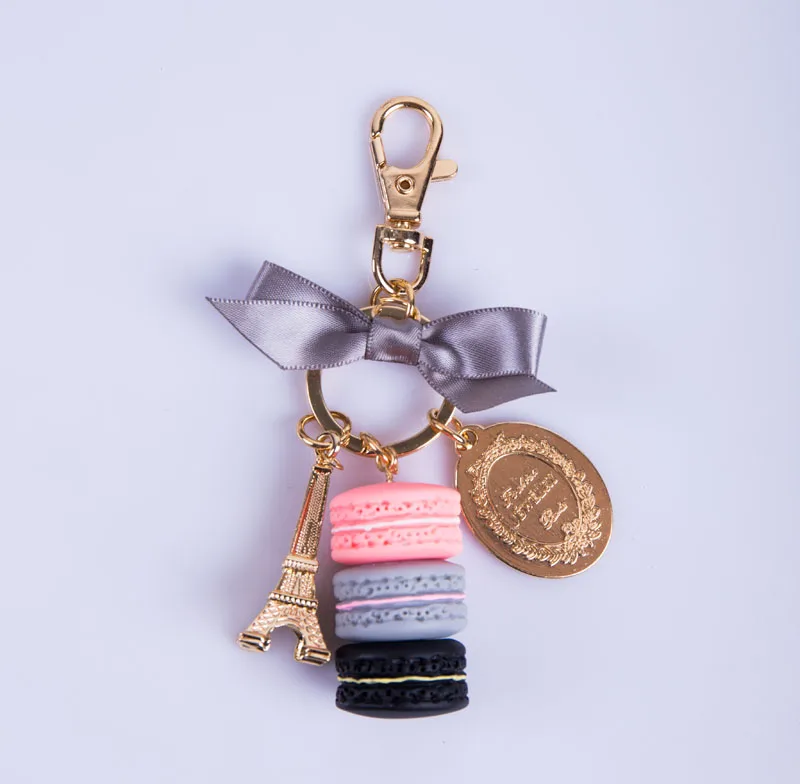 Baratos Llaveros con colgante de la Torre Eiffel Macaron para mujeres y niñas mochila con lazo de aleación de color dorado con llavero de coche con llavero con caja de regalo