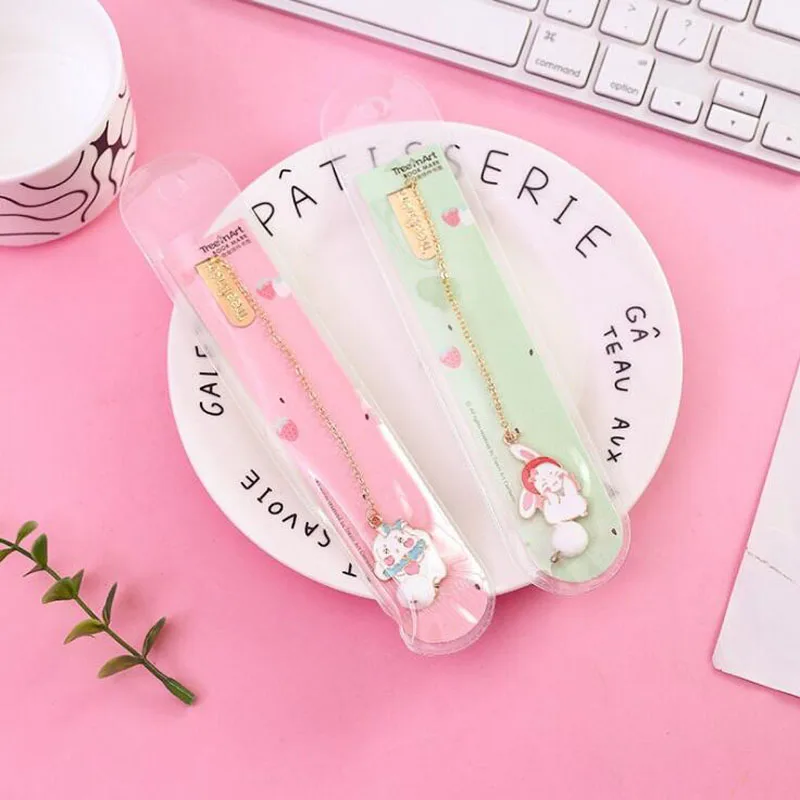 

1PC Strawberry Rabbit Bookmark Design Of Creative Metal Pendant Bookmarks Promotional School Supplies Stationery Kawaii BookMark