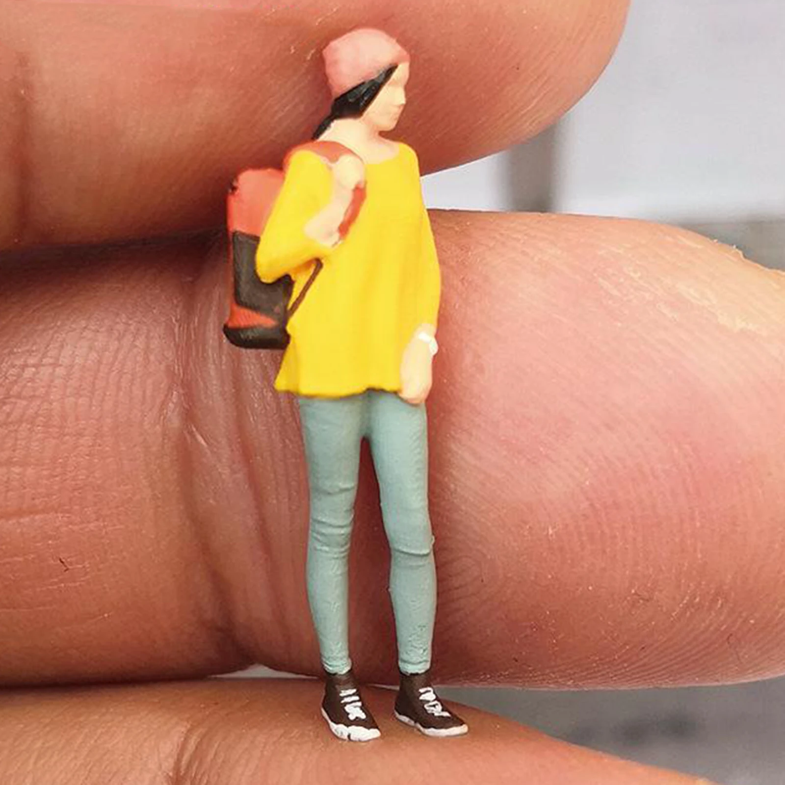 1:64 Scale Model Mini Figure Tourist Backpack Doll Miniature Street Scene Train Layout Collectibles Resin Realistic Painted Doll