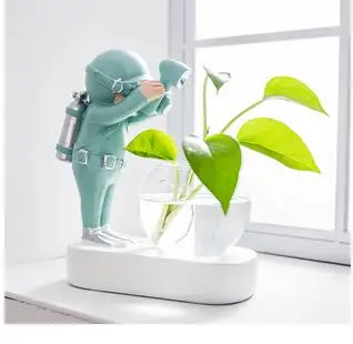 

CREATIVE GLASS VASE RESIN ASTRONAUT DIVER ORNAMENTS FLOWER VASES HYDROPONICS DESKTOP DECOR FLOWERS LED LIGHT PLUGGABLE BATTERY