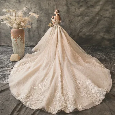 The princess fantasy bridal gown has a 