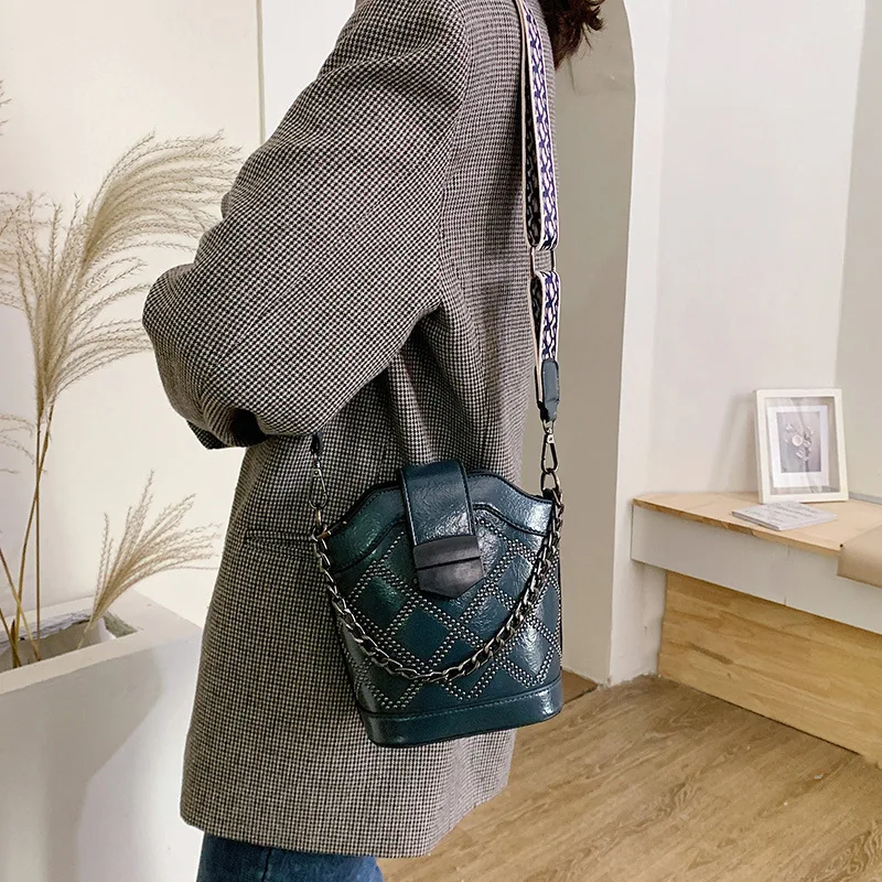 

2019 New Style Rivet Bucket Bag Black And White with Pattern Lock Ethnic-Style Shoulder WOMEN'S Bag