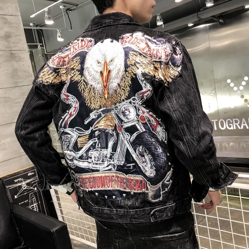 Online Beiläufige Hip Hop Fashion Männer Denim Jacke Chamarra De Mezclilla Dama Adler Gedruckt Gebrochen Loch Perlen Adler Jeans Gold Bühne jacke