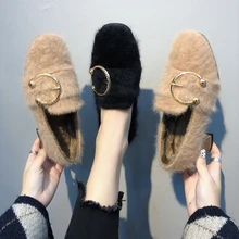 Женская обувь на искусственном меху без застежки с металлической пряжкой; теплая зимняя обувь из плюша; Новая модная удобная женская обувь на низком квадратном каблуке