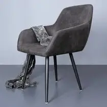 Коричнево-серое слегка состаренное кожаное мягкое кресло