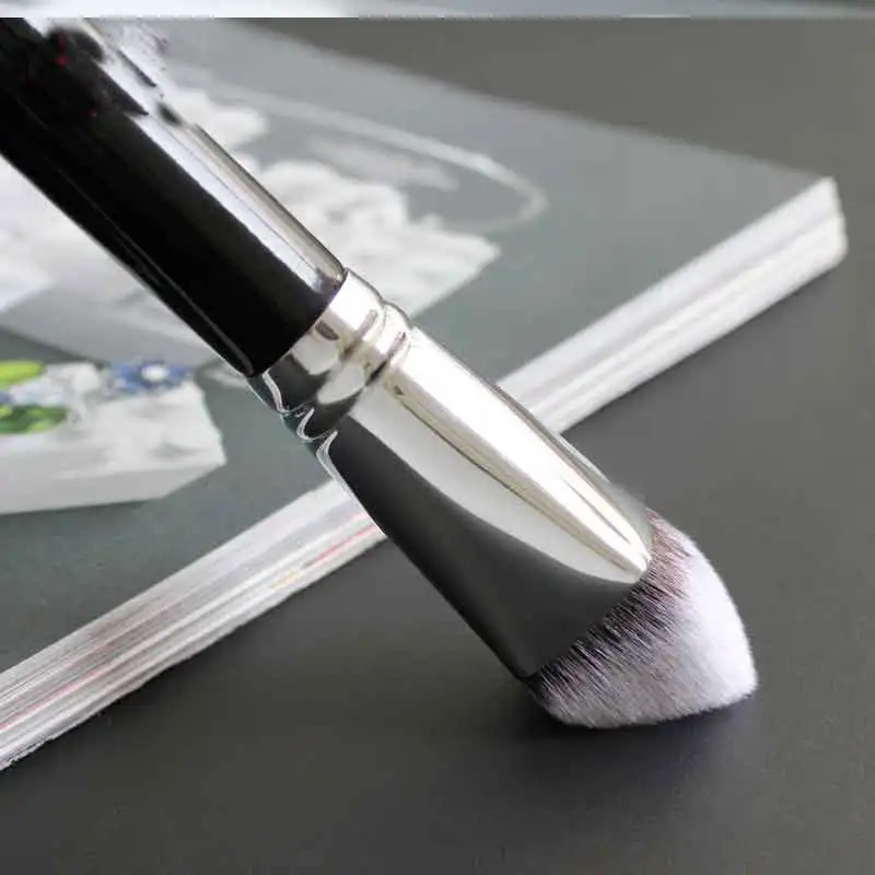 

Portable single professional makeup brush designed for face modification Basic foundation brush contour brush hybrid beauty tool