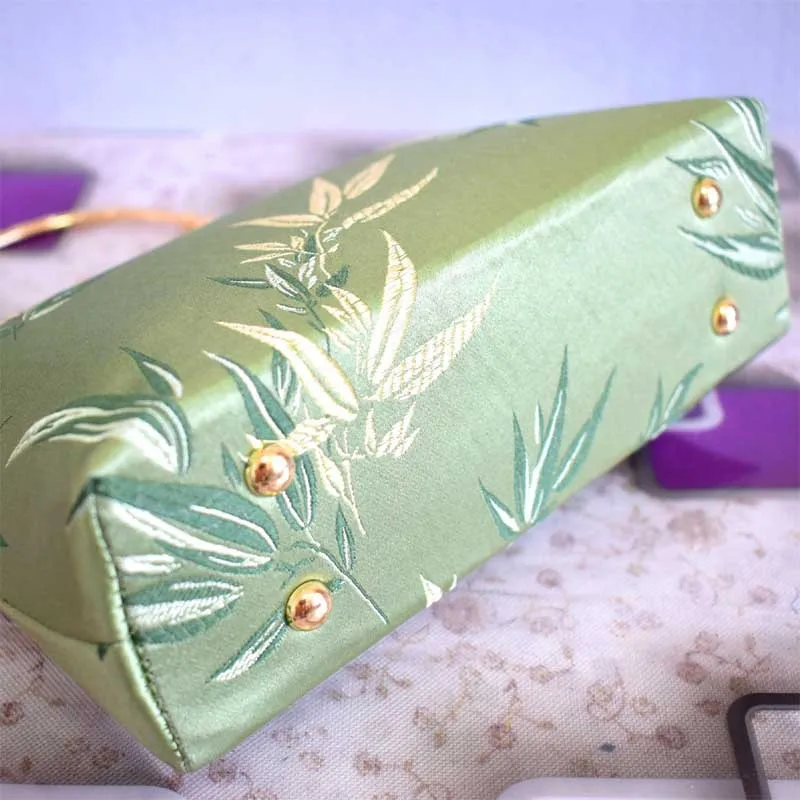 New ladies ethnic style embroidered handbag large capacity buckle handbag high-end atmospheric meal bag