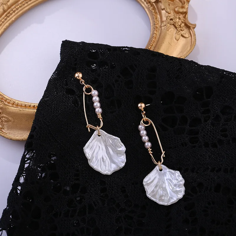 

Gold Color Simulated Pearls Safety Pin Earrings For Women White Flower Petal Drop Dangle Earrings Brand Jewelry Oorbellen