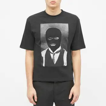 Jongeren In Balaclava Een T-shirt Maat L Jongeren In Balaclava Een T-shirt Maat L
