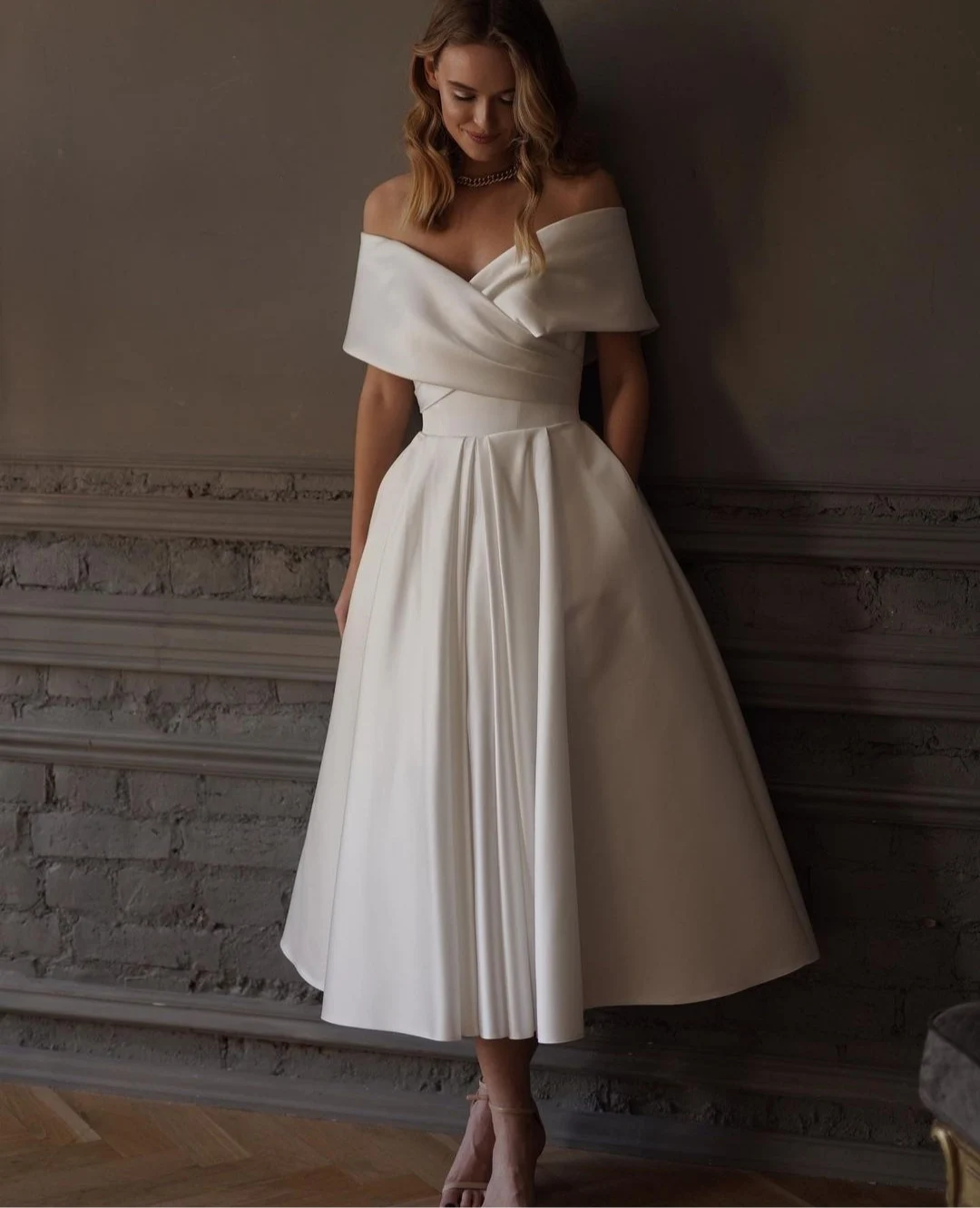 

Elegant Short Off Shoulder Satin Wedding Dresses with Pockets Lace Up Back Simple Style Robes De Mariée Bridal Gown For Women