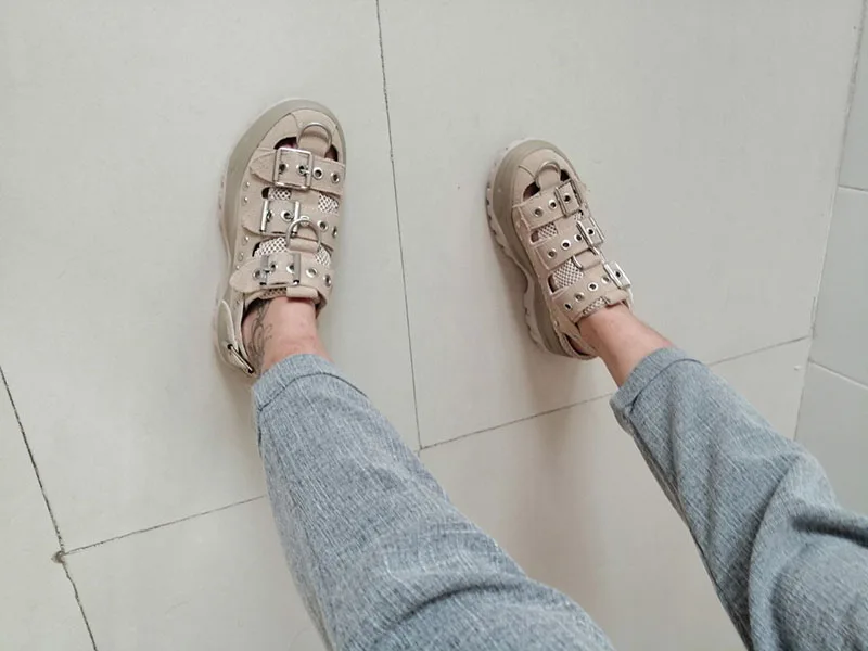 Танкетке Flatform высокое качество заклепка Rock Stud туфли кроссовки дизайнер сандалии женщины на платформе роскошь Harajuku закрытый носок гладиатор квартира Лето
