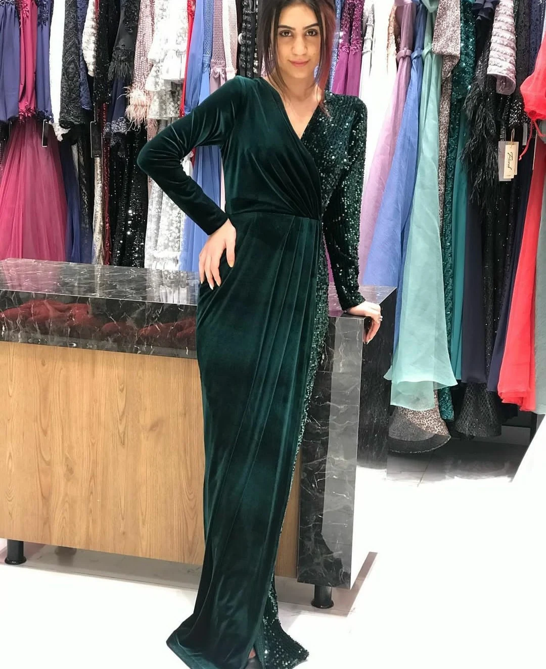 Elegant Long V-Neck Velvet Sequined Prom Dresses with Slit Zipper Back Pleated Robe De Soiree Floor Length Formal Party Gown beautiful prom dresses