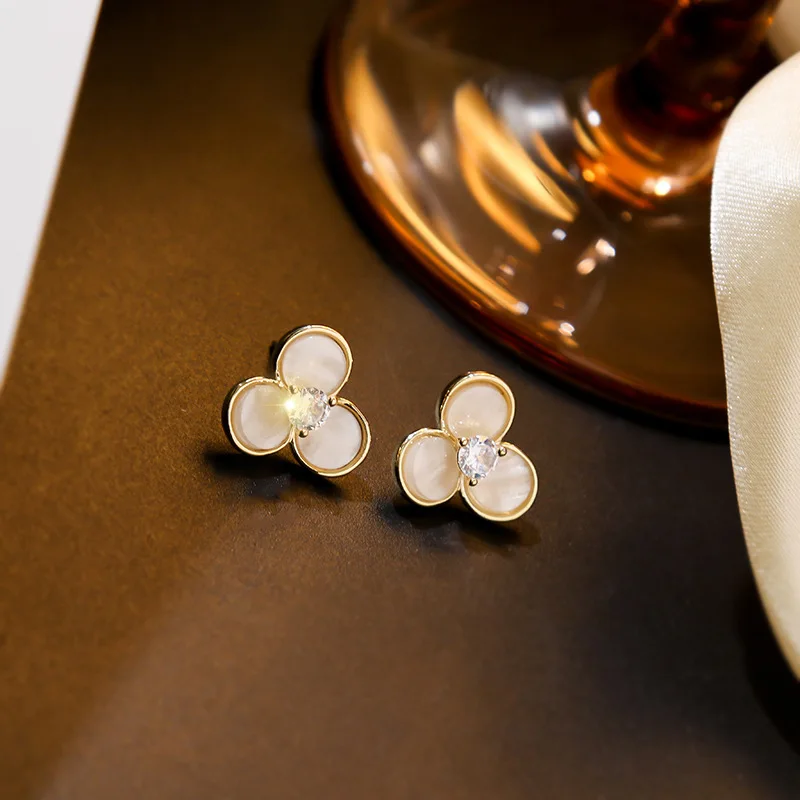 

Korean Style Small Sweet Petal Ear Stud 2020 New Fashion Temperament Simple Earrings Female Ins Fashion Ear Rings Female