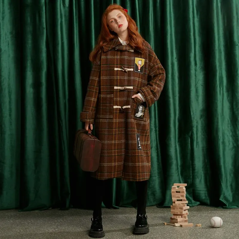 Пальто шерстяное женское средней длины в клетку на осень и зиму |