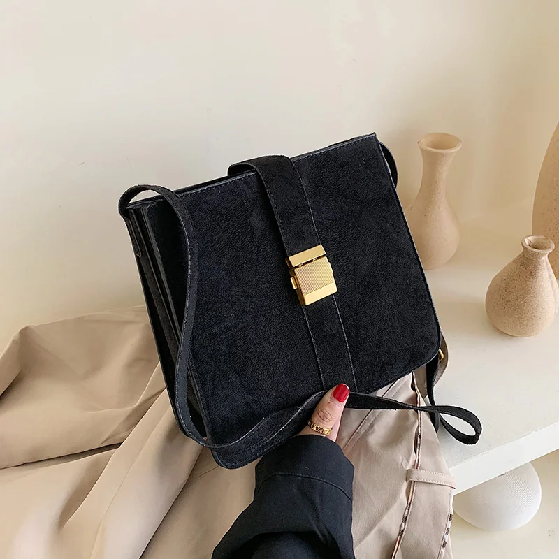 Vintage suede lady crossbody bag winter Fashion New velvet Women's Designer Handbag Casual Shoulder Messenger Bag - Цвет: Черный