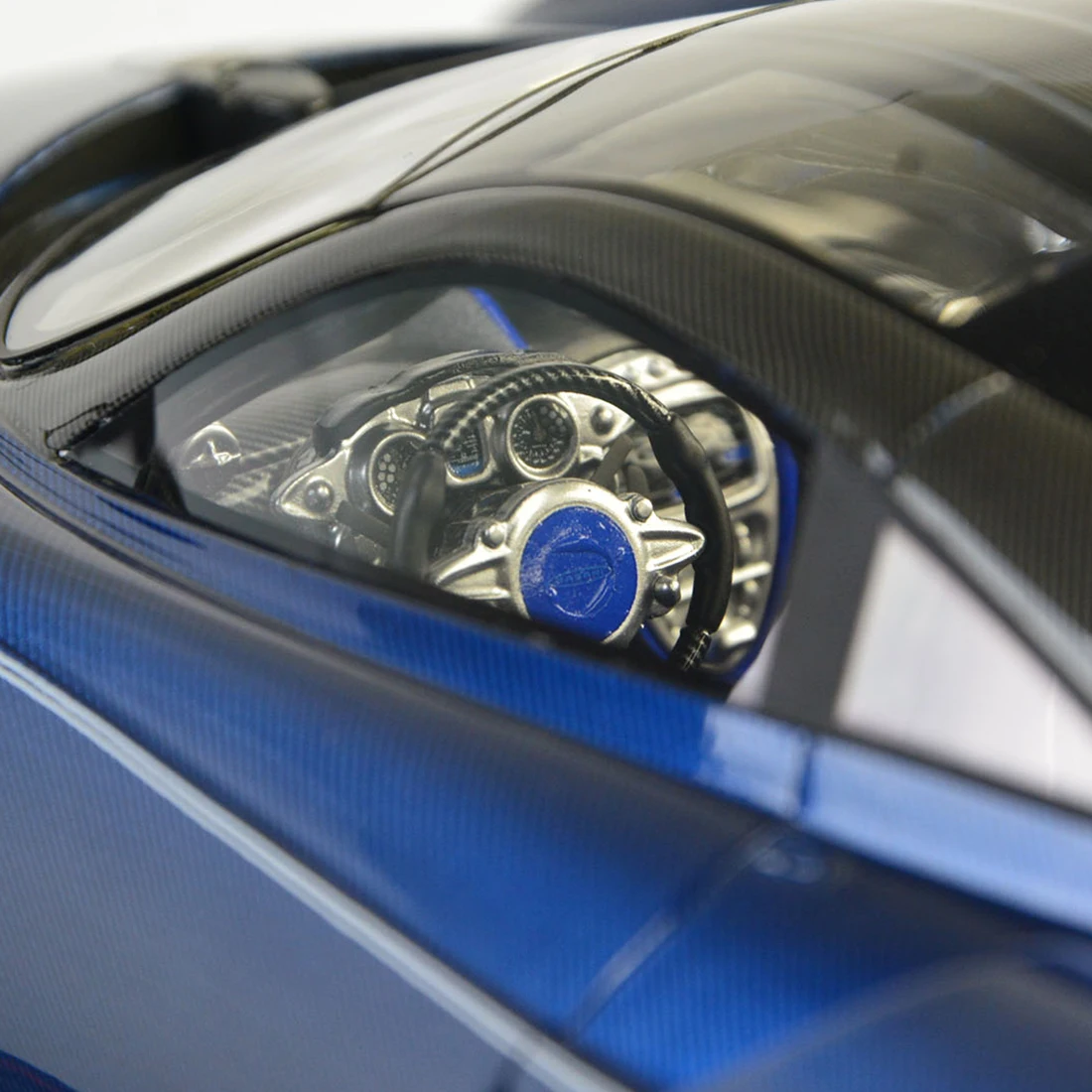 1:18 Модель автомобиля Pagani HUAYRA Модель Коллекция декор с основанием пылезащитный чехол модель обучающая игрушка-синий/угольно-серый/фиолетовый красный