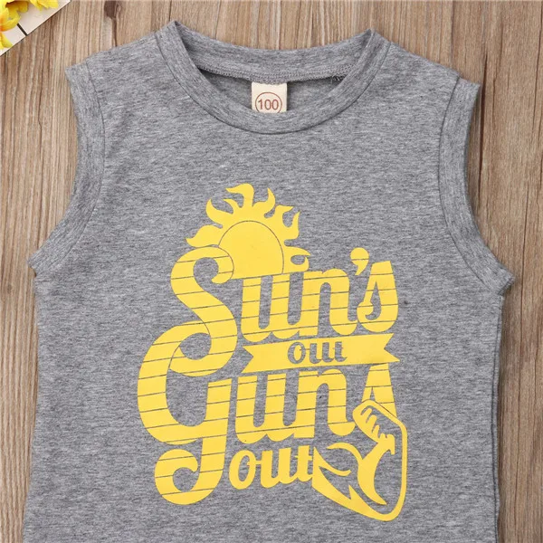 Топ с принтом «suns out guns out» для маленьких мальчиков