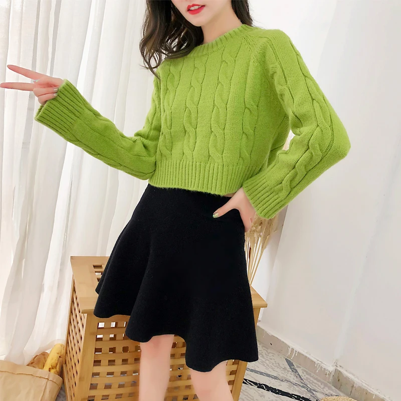 Модный вязаный короткий свитер зеленый укороченный с длинным рукавом