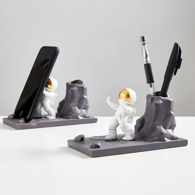 

Nordic resin astronaut pen holder mobile phone holder office living room desktop decorations practical and interesting ornaments