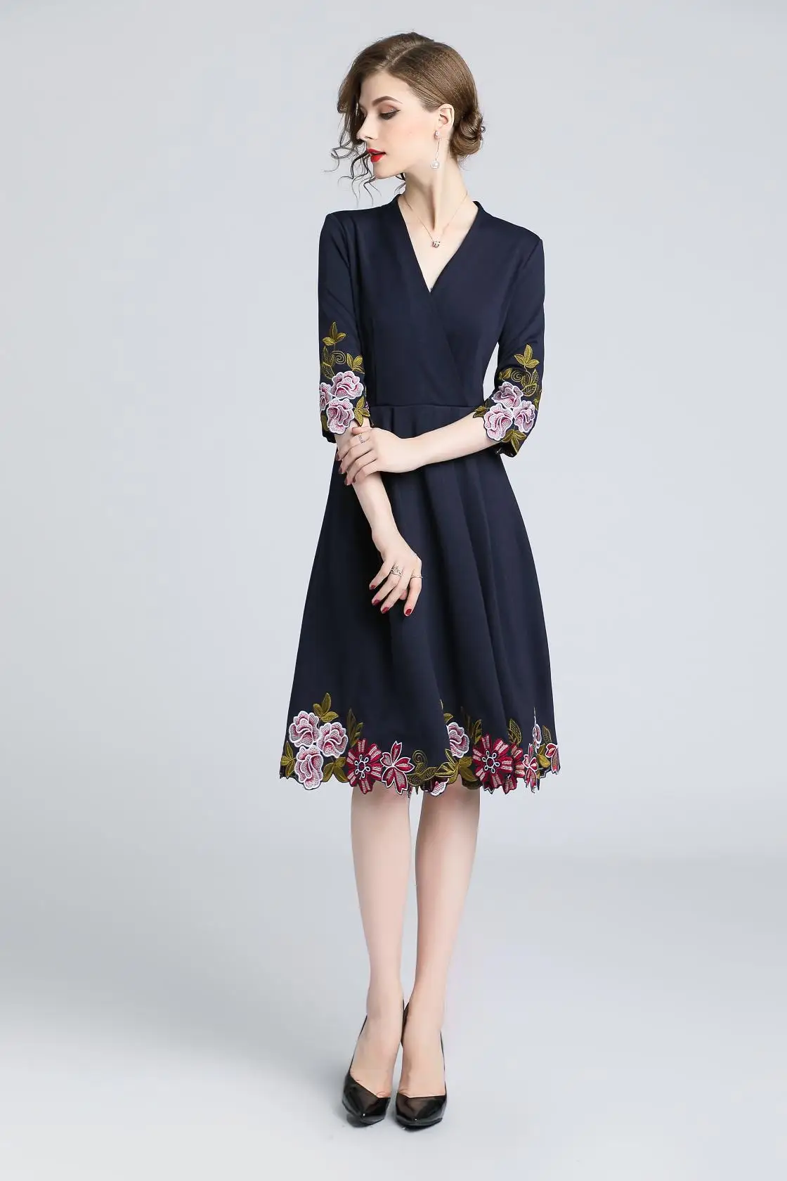 S-xxl весенне-осеннее женское платье цветочный узор вышивка снизу окантовка манжеты темно-синее платье v-образный вырез 3/4 рукав винтажное платье