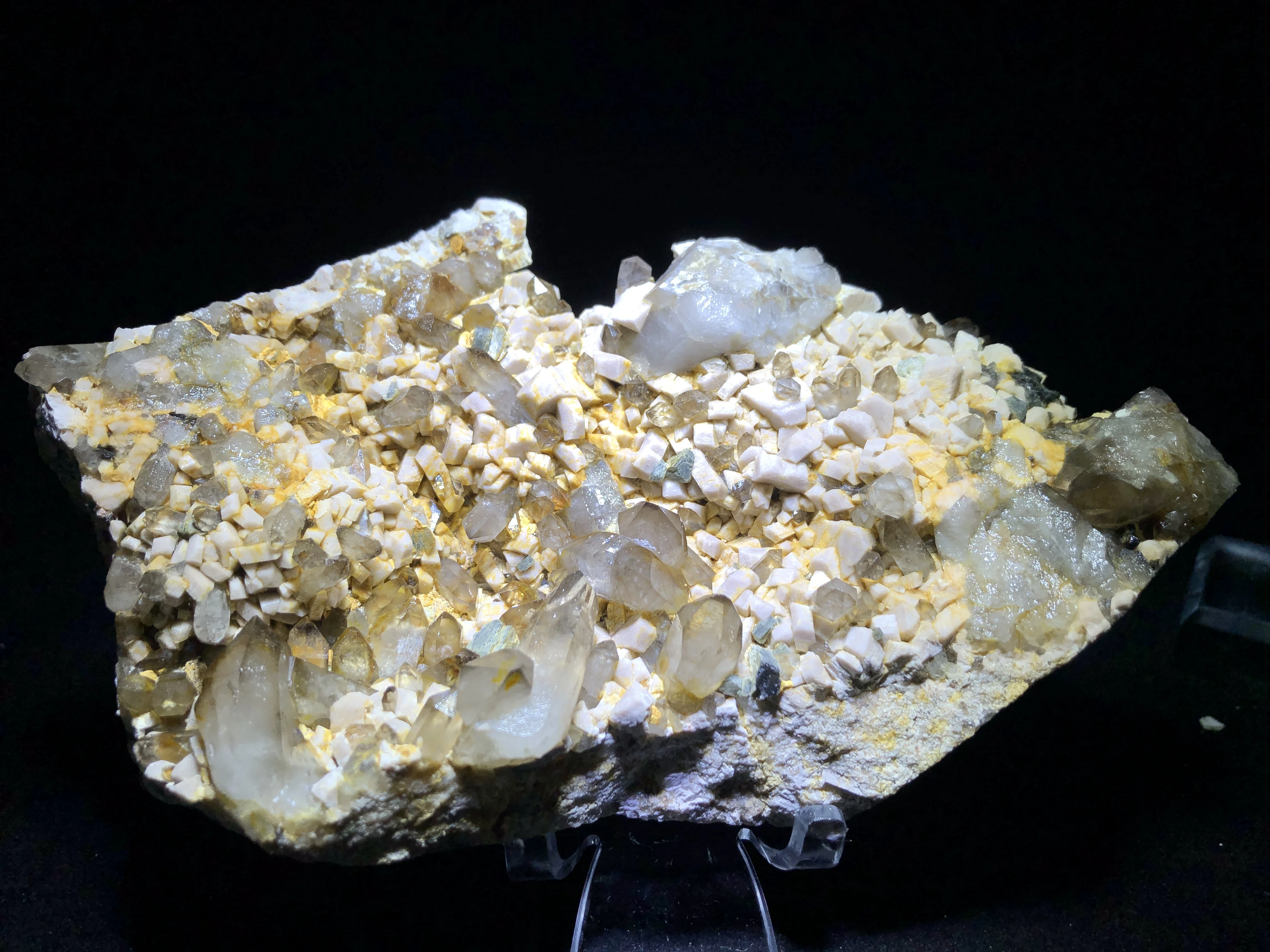 467 1 г. Редкий натуральный гранат кристалл Шестиугольная точка feldspar слюда латунь