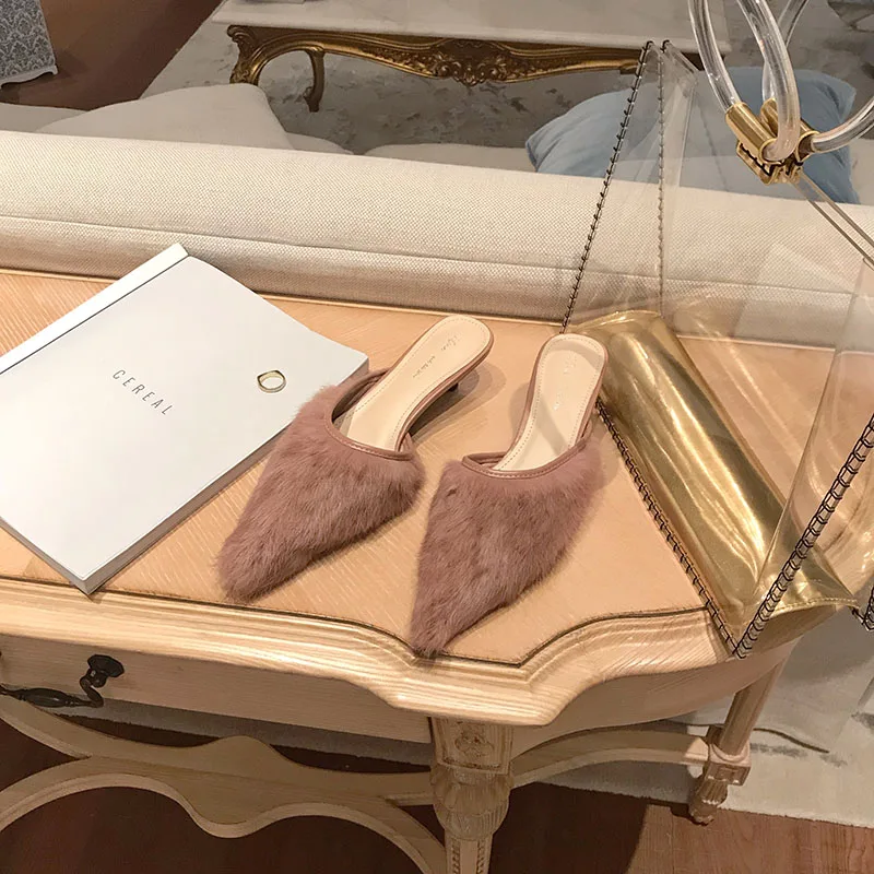 Короткие Плюшевые тапочки; Новинка года; сезон осень; повседневная обувь с острым носком и мехом; женские модные уличные тапочки; Mule; низкий каблук - Цвет: Pink