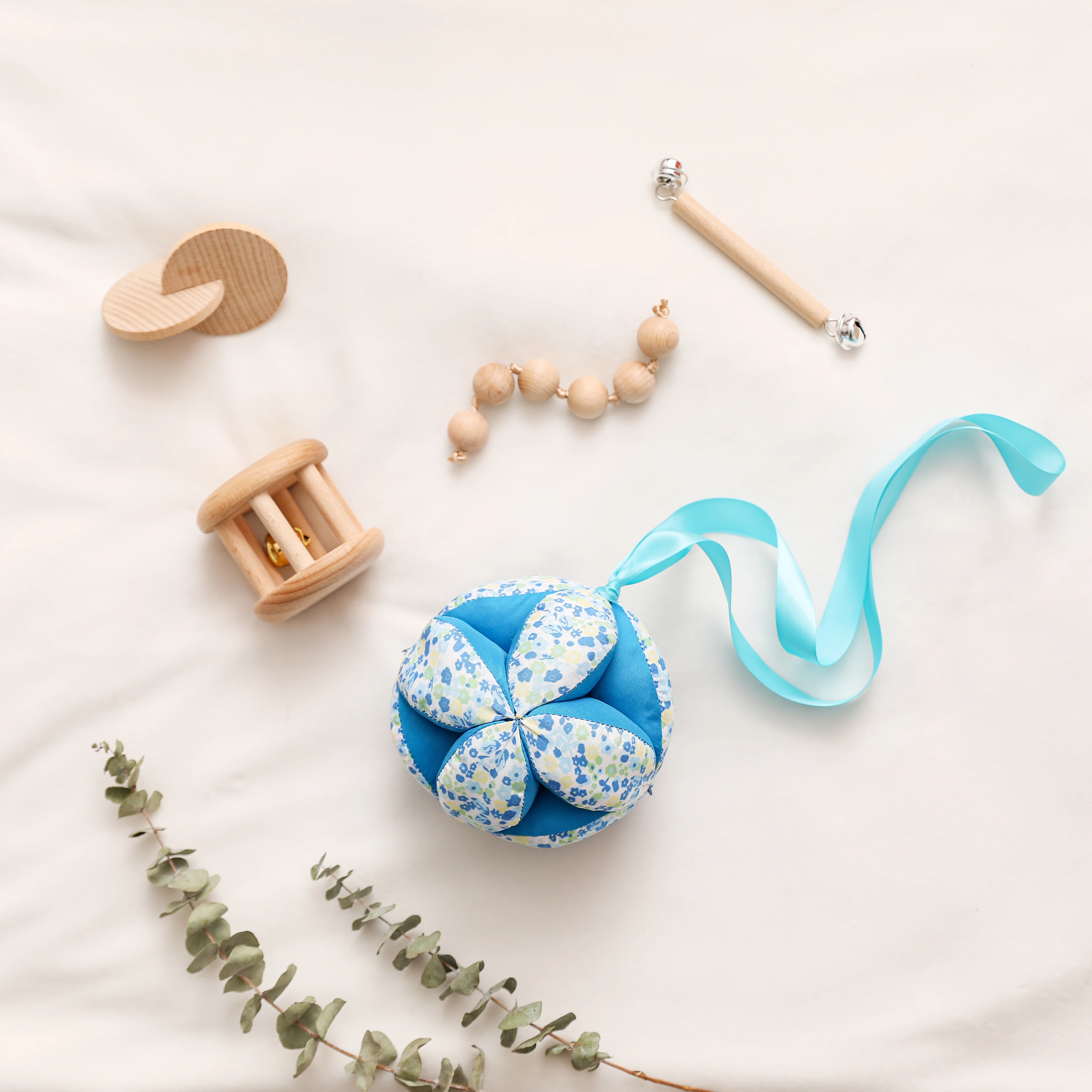 5 Pcs Baby Montessori Toys Set Wooden Baby Rattles Infant Nursing Teethers Hand Catching Cloth Ball Toys Birth Gift for Newborn