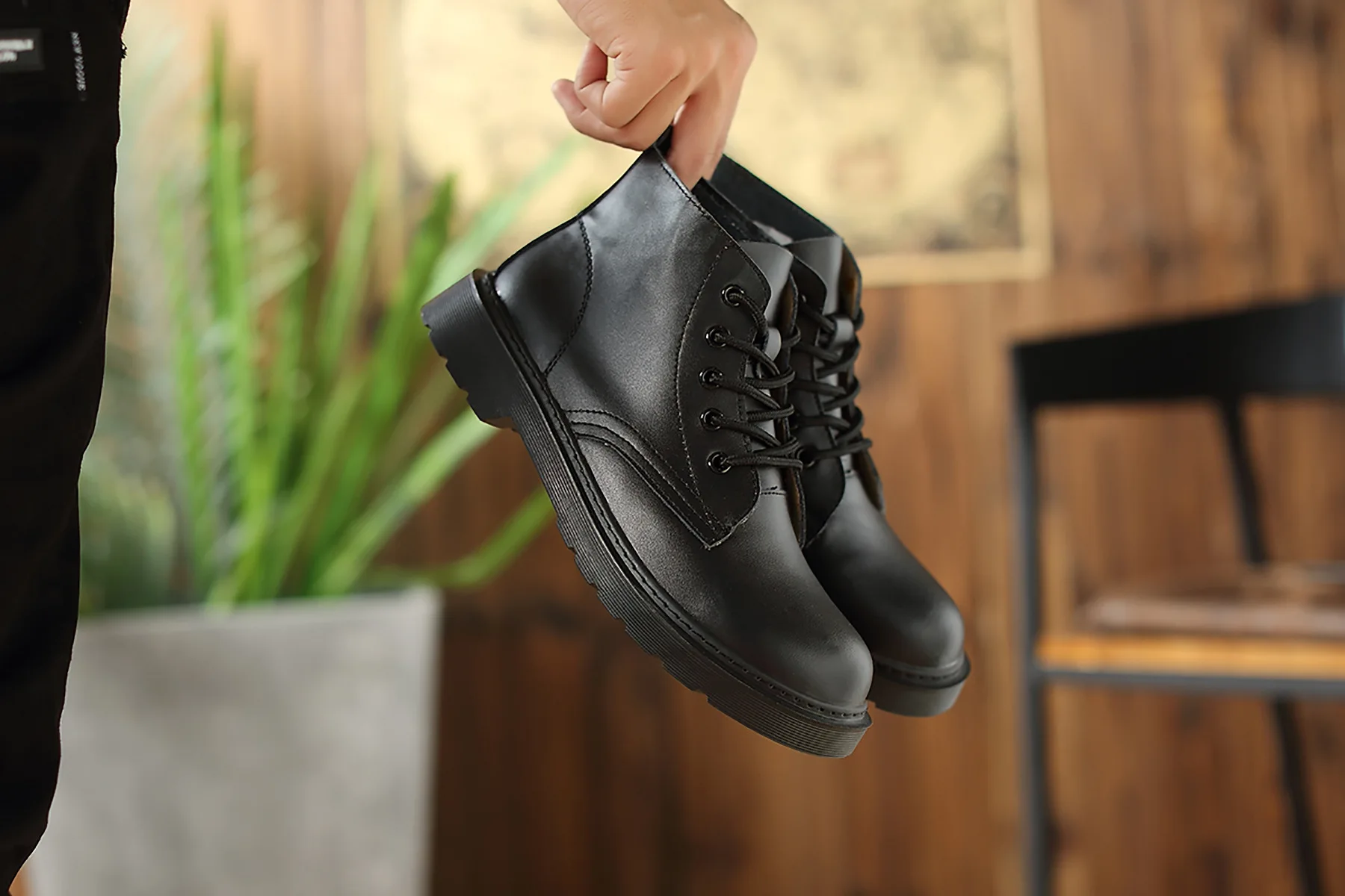 

Couples Martin Boots England Boots Autumn And Winter Motorcycle Boots Flat with Leather Short Boots Men Trend Retro MEN'S SHOES