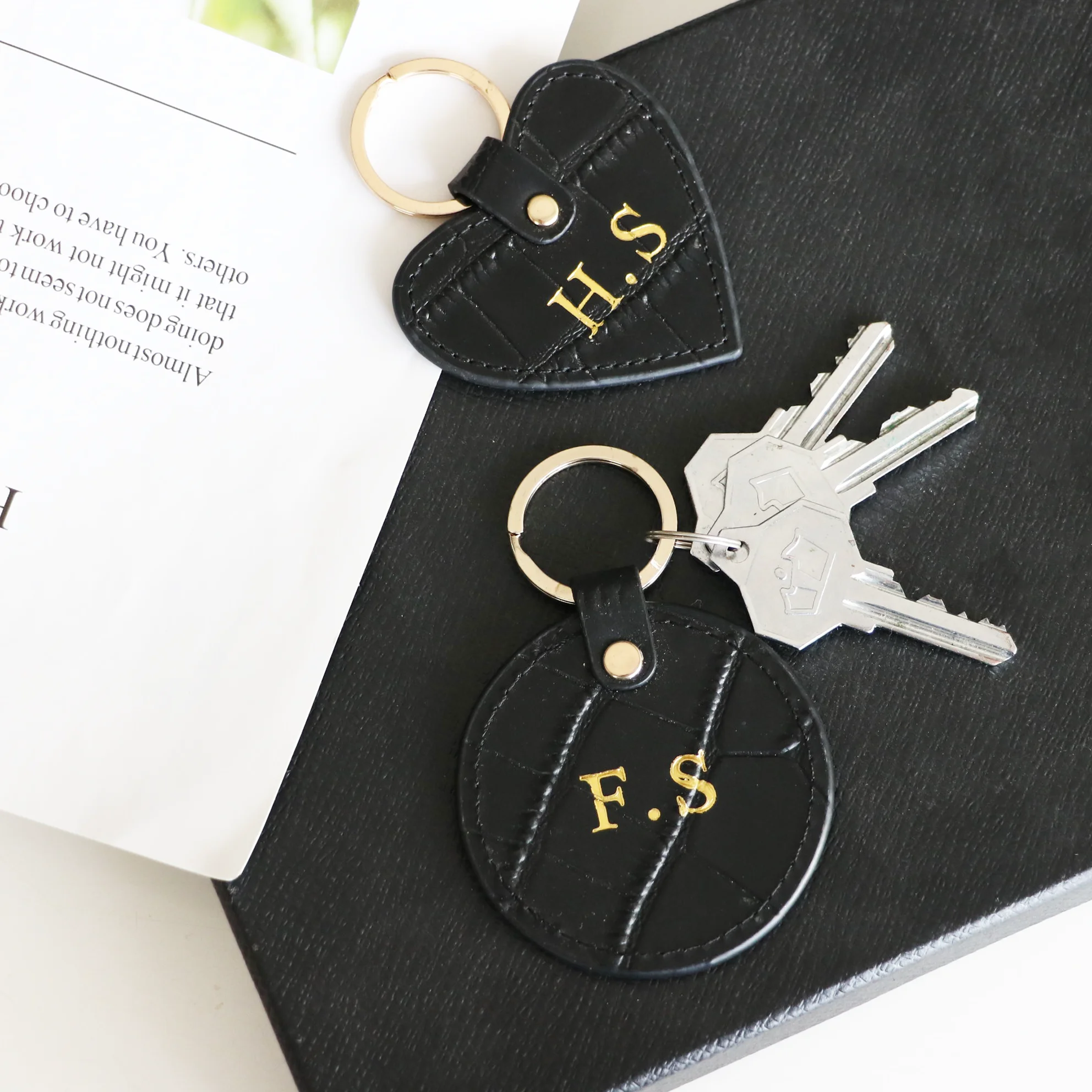 New Fashion Free Custom Initial Letters Genuine Leather Keychain For Women Key Ring Chain Female Keyring key holder key organizer key purse