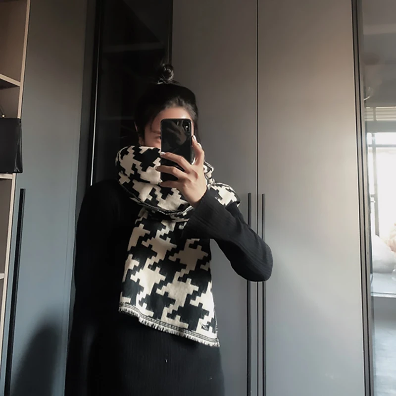 [EAM] женский длинный шарф в черную клетку, сохраняющий тепло, длинный индивидуальный Модный осенне-зимний шарф 19A-a116