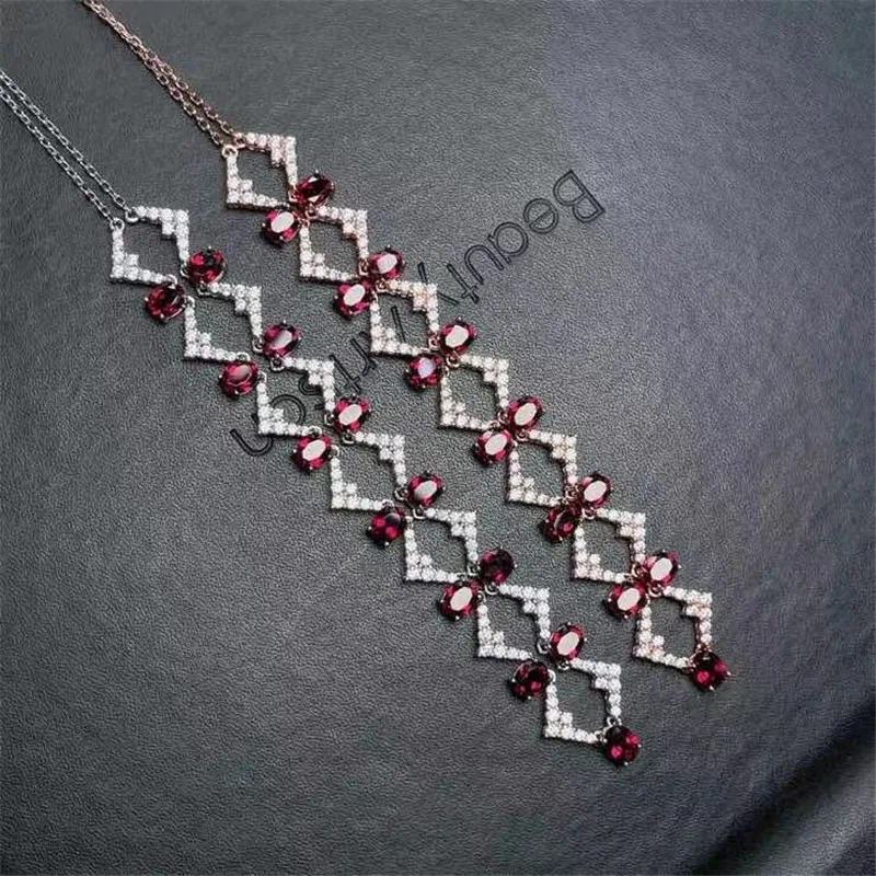 

Подвеска из натурального магнезиевого алюминия с гранатом, серебро 925 пробы, женская подвеска, элегантная атмосфера, подчеркивающая женственность