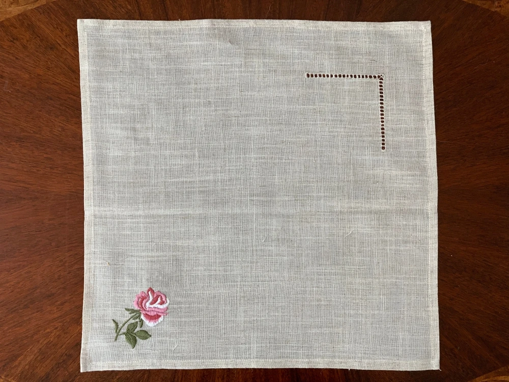 Description Picture 5 of item@Varieties flower, Garden Embroidered linen look napkins, placemats, table mats, Hotel, airbnb, restaurant 40x40cm