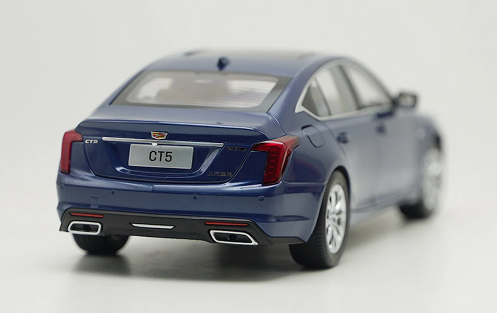 1/18 Scale CADILLAC CT5 2021 Blue Diecast Car Model Collection Toy Gift 