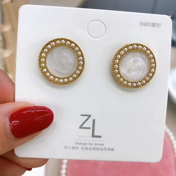 

Charm S925 Post Fashion Earrings Temperament New Lady Pearl Circle Personality Temperament Shell Glossy Earrings Women
