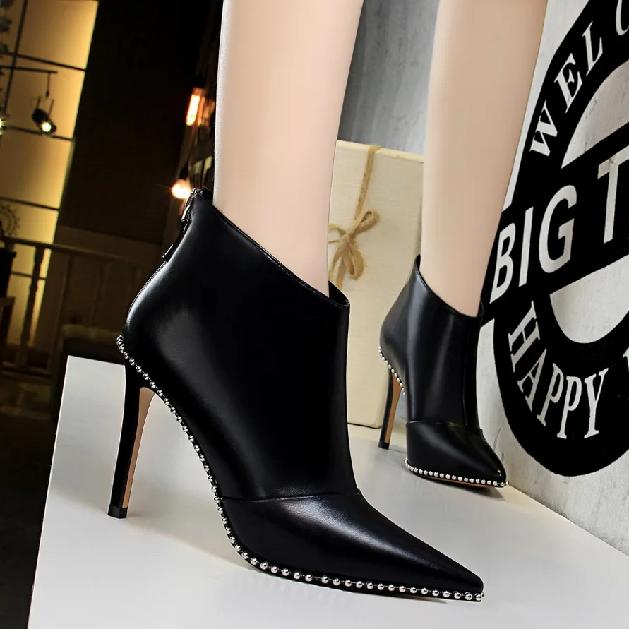 

The new fall 2019 high heels for women feature pointy toes and a 9.5cm black frosted heel